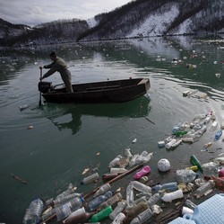 Gokil! iPhone Nyemplung ke Danau Seminggu Masih Hidup