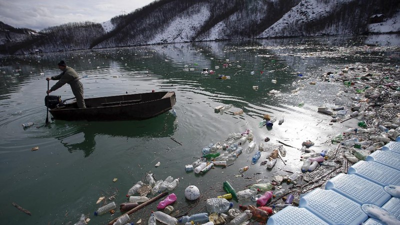 Plastic bottles and other garbage floats in the Potpecko lake near Priboj, in southwest Serbia, Friday, Jan. 22, 2021. Serbia and other Balkan nations are virtually drowning in communal waste after decades of neglect and lack of efficient waste-management policies in the countries aspiring to join the European Union. (AP Photo/Darko Vojinovic)