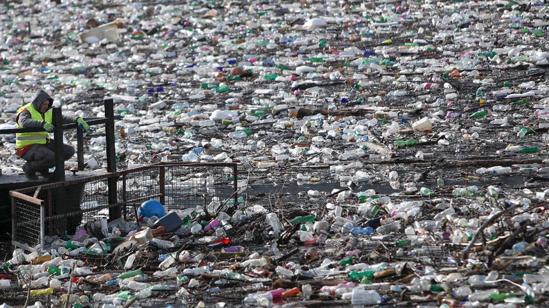 Plastic bottles and other garbage floats in the Potpecko lake near Priboj, in southwest Serbia, Friday, Jan. 22, 2021. Serbia and other Balkan nations are virtually drowning in communal waste after decades of neglect and lack of efficient waste-management policies in the countries aspiring to join the European Union. (AP Photo/Darko Vojinovic)