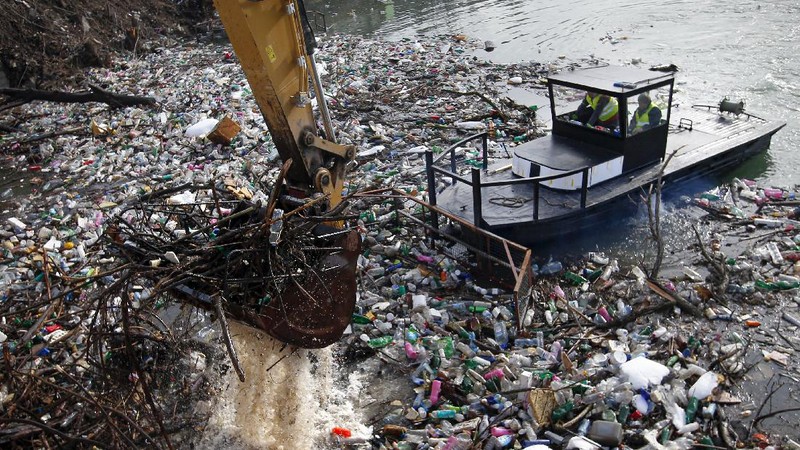 Plastic bottles and other garbage floats in the Potpecko lake near Priboj, in southwest Serbia, Friday, Jan. 22, 2021. Serbia and other Balkan nations are virtually drowning in communal waste after decades of neglect and lack of efficient waste-management policies in the countries aspiring to join the European Union. (AP Photo/Darko Vojinovic)