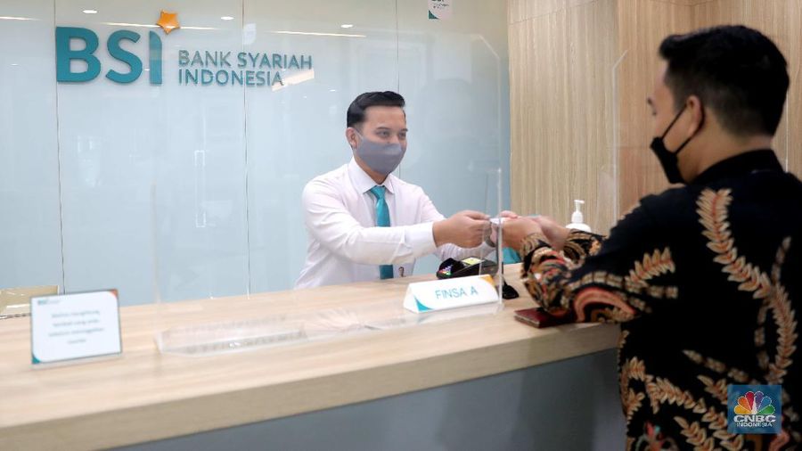 Suasana pelayanan kantor cabang Bank Syariah Indonesia, Jakarta Senin (1/2). PT Bank Syariah Indonesia Tbk (BSI/BRIS) resmi beroperasi. Direktur Utama BRIS Hery Gunardi menjelaskan bahwa integrasi ketiga bank BRIsyariah, BNI Syariah dan BSM telah dilaksanakan sejak Maret 2020 atau memakan waktu selama 11 bulan. 