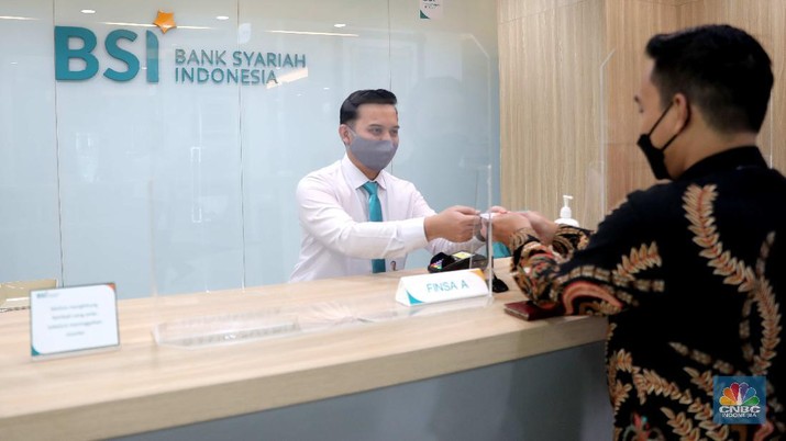 Bank Syariah Indonesia Suasana pelayanan kantor cabang Bank Syariah Indonesia, Jakarta Senin (1/2). PT Bank Syariah Indonesia Tbk (BSI/BRIS) resmi beroperasi. Direktur Utama BRIS Hery Gunardi menjelaskan bahwa integrasi ketiga bank BRIsyariah, BNI Syariah dan BSM telah dilaksanakan sejak Maret 2020 atau memakan waktu selama 11 bulan.