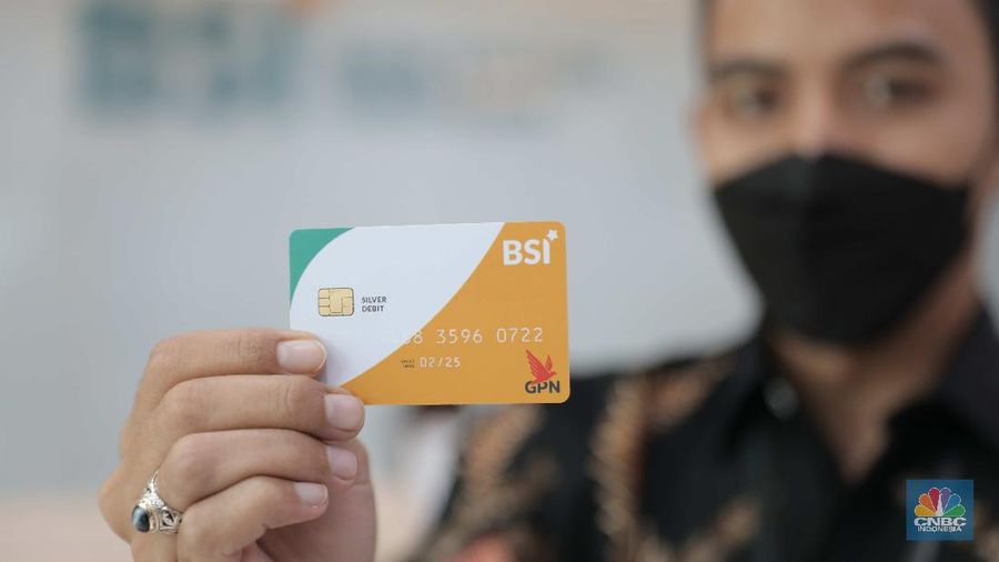 Suasana pelayanan kantor cabang Bank Syariah Indonesia, Jakarta Senin (1/2). PT Bank Syariah Indonesia Tbk (BSI/BRIS) resmi beroperasi. Direktur Utama BRIS Hery Gunardi menjelaskan bahwa integrasi ketiga bank BRIsyariah, BNI Syariah dan BSM telah dilaksanakan sejak Maret 2020 atau memakan waktu selama 11 bulan. 
