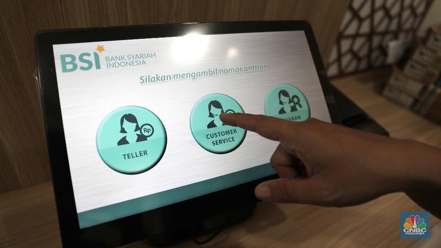 Suasana pelayanan kantor cabang Bank Syariah Indonesia, Jakarta Senin (1/2). PT Bank Syariah Indonesia Tbk (BSI/BRIS) resmi beroperasi. Direktur Utama BRIS Hery Gunardi menjelaskan bahwa integrasi ketiga bank BRIsyariah, BNI Syariah dan BSM telah dilaksanakan sejak Maret 2020 atau memakan waktu selama 11 bulan. 