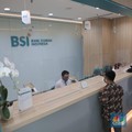 Suasana pelayanan kantor cabang Bank Syariah Indonesia, Jakarta Senin (1/2). PT Bank Syariah Indonesia Tbk (BSI/BRIS) resmi beroperasi. Direktur Utama BRIS Hery Gunardi menjelaskan bahwa integrasi ketiga bank BRIsyariah, BNI Syariah dan BSM telah dil