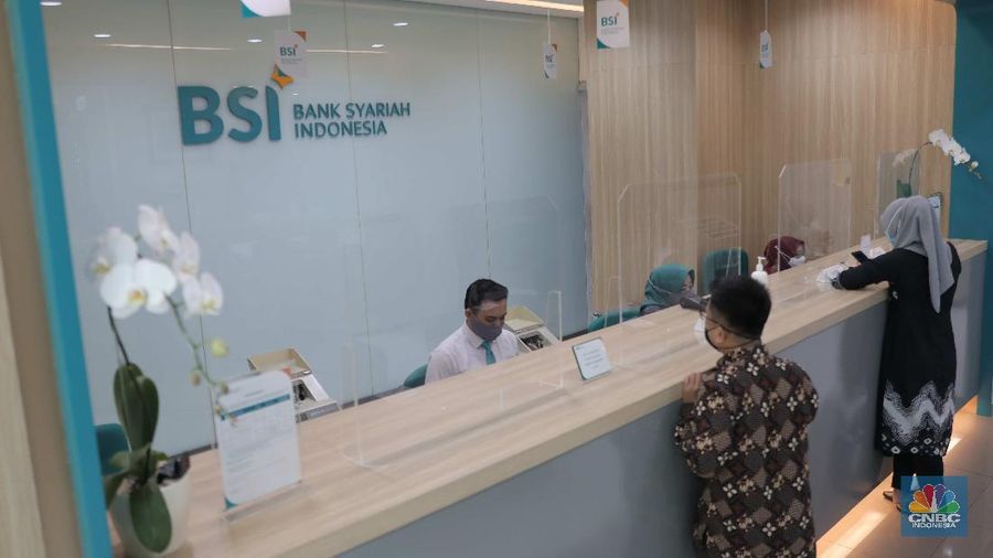 Suasana pelayanan kantor cabang Bank Syariah Indonesia, Jakarta Senin (1/2). PT Bank Syariah Indonesia Tbk (BSI/BRIS) resmi beroperasi. Direktur Utama BRIS Hery Gunardi menjelaskan bahwa integrasi ketiga bank BRIsyariah, BNI Syariah dan BSM telah dil