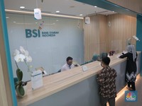 Suasana pelayanan kantor cabang Bank Syariah Indonesia, Jakarta Senin (1/2). PT Bank Syariah Indonesia Tbk (BSI/BRIS) resmi beroperasi. Direktur Utama BRIS Hery Gunardi menjelaskan bahwa integrasi ketiga bank BRIsyariah, BNI Syariah dan BSM telah dil