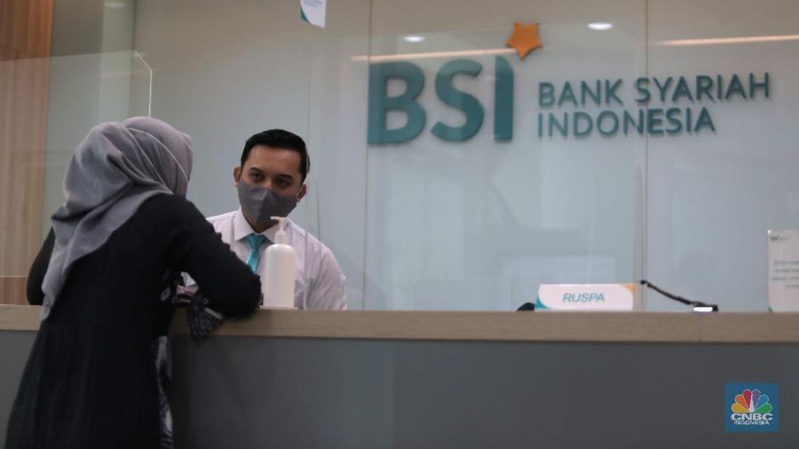Suasana pelayanan kantor cabang Bank Syariah Indonesia, Jakarta Senin (1/2). PT Bank Syariah Indonesia Tbk (BSI/BRIS) resmi beroperasi. Direktur Utama BRIS Hery Gunardi menjelaskan bahwa integrasi ketiga bank BRIsyariah, BNI Syariah dan BSM telah dilaksanakan sejak Maret 2020 atau memakan waktu selama 11 bulan.