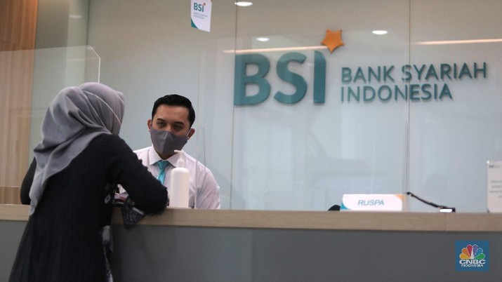 Bank Syariah Indonesia Suasana pelayanan kantor cabang Bank Syariah Indonesia, Jakarta Senin (1/2). PT Bank Syariah Indonesia Tbk (BSI/BRIS) resmi beroperasi. Direktur Utama BRIS Hery Gunardi menjelaskan bahwa integrasi ketiga bank BRIsyariah, BNI Syariah dan BSM telah dilaksanakan sejak Maret 2020 atau memakan waktu selama 11 bulan.