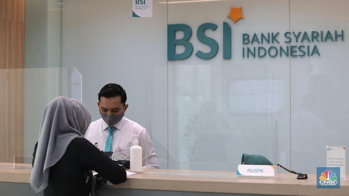 Suasana pelayanan kantor cabang Bank Syariah Indonesia, Jakarta Senin (1/2). PT Bank Syariah Indonesia Tbk (BSI/BRIS) resmi beroperasi. Direktur Utama BRIS Hery Gunardi menjelaskan bahwa integrasi ketiga bank BRIsyariah, BNI Syariah dan BSM telah dilaksanakan sejak Maret 2020 atau memakan waktu selama 11 bulan. 