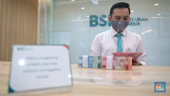 Suasana pelayanan kantor cabang Bank Syariah Indonesia, Jakarta Senin (1/2). PT Bank Syariah Indonesia Tbk (BSI/BRIS) resmi beroperasi. Direktur Utama BRIS Hery Gunardi menjelaskan bahwa integrasi ketiga bank BRIsyariah, BNI Syariah dan BSM telah dilaksanakan sejak Maret 2020 atau memakan waktu selama 11 bulan. 