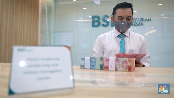 Bank Syariah Indonesia Suasana pelayanan kantor cabang Bank Syariah Indonesia, Jakarta Senin (1/2). PT Bank Syariah Indonesia Tbk (BSI/BRIS) resmi beroperasi. Direktur Utama BRIS Hery Gunardi menjelaskan bahwa integrasi ketiga bank BRIsyariah, BNI Syariah dan BSM telah dilaksanakan sejak Maret 2020 atau memakan waktu selama 11 bulan.