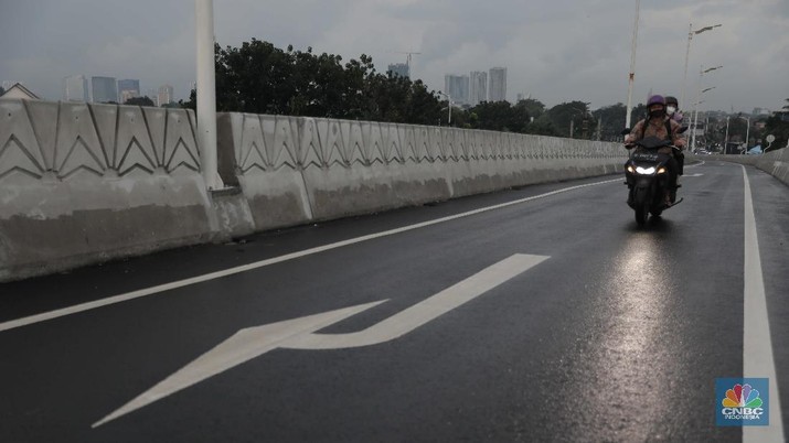 Warga melintasi Flyover Lenteng Agung di Jakarta Selatan, Senin (1/2/2021). Dinas Bina Marga DKI Jakarta melakukan uji coba lalu lintas di jalan layang tapal kuda Lenteng Agung dan Tanjung Barat selama 3 hari. Dimulai hari Minggu (31/1) pukul 08.00 WIB hingga pukul 21.00 WIB serta hari Senin (1/2) dan Selasa (2/2) pukul 06.00 WIB hingga 21.00 WIB. Uji coba dilakukan untuk mengevaluasi kekurangan pekerjaan yang ada di lapangan seperti marka, rambu dan kelengkapan jalan. Sejumlah tanda penunjuk jalan hingga fasilitas perjalanan juga telah dipasang di flyover ini. Gubernur DKI Jakarta Anies Baswedan meyakini jalan layang atau flyover Tapal Kuda bisa menyelesaikan masalah kemacetan di kawasan Pasar Minggu-Lenteng Agung, Jakarta Selatan.  (CNBC Indonesia/ Muhammad Sabki)