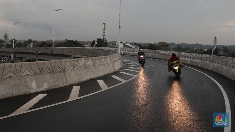 Warga melintasi Flyover Lenteng Agung di Jakarta Selatan, Senin (1/2/2021). Dinas Bina Marga DKI Jakarta melakukan uji coba lalu lintas di jalan layang tapal kuda Lenteng Agung dan Tanjung Barat selama 3 hari. Dimulai hari Minggu (31/1) pukul 08.00 WIB hingga pukul 21.00 WIB serta hari Senin (1/2) dan Selasa (2/2) pukul 06.00 WIB hingga 21.00 WIB. Uji coba dilakukan untuk mengevaluasi kekurangan pekerjaan yang ada di lapangan seperti marka, rambu dan kelengkapan jalan. Sejumlah tanda penunjuk jalan hingga fasilitas perjalanan juga telah dipasang di flyover ini. Gubernur DKI Jakarta Anies Baswedan meyakini jalan layang atau flyover Tapal Kuda bisa menyelesaikan masalah kemacetan di kawasan Pasar Minggu-Lenteng Agung, Jakarta Selatan.  (CNBC Indonesia/ Muhammad Sabki)