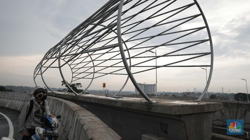Warga melintasi Flyover Lenteng Agung di Jakarta Selatan, Senin (1/2/2021). Dinas Bina Marga DKI Jakarta melakukan uji coba lalu lintas di jalan layang tapal kuda Lenteng Agung dan Tanjung Barat selama 3 hari. Dimulai hari Minggu (31/1) pukul 08.00 WIB hingga pukul 21.00 WIB serta hari Senin (1/2) dan Selasa (2/2) pukul 06.00 WIB hingga 21.00 WIB. Uji coba dilakukan untuk mengevaluasi kekurangan pekerjaan yang ada di lapangan seperti marka, rambu dan kelengkapan jalan. Sejumlah tanda penunjuk jalan hingga fasilitas perjalanan juga telah dipasang di flyover ini. Gubernur DKI Jakarta Anies Baswedan meyakini jalan layang atau flyover Tapal Kuda bisa menyelesaikan masalah kemacetan di kawasan Pasar Minggu-Lenteng Agung, Jakarta Selatan.  (CNBC Indonesia/ Muhammad Sabki)