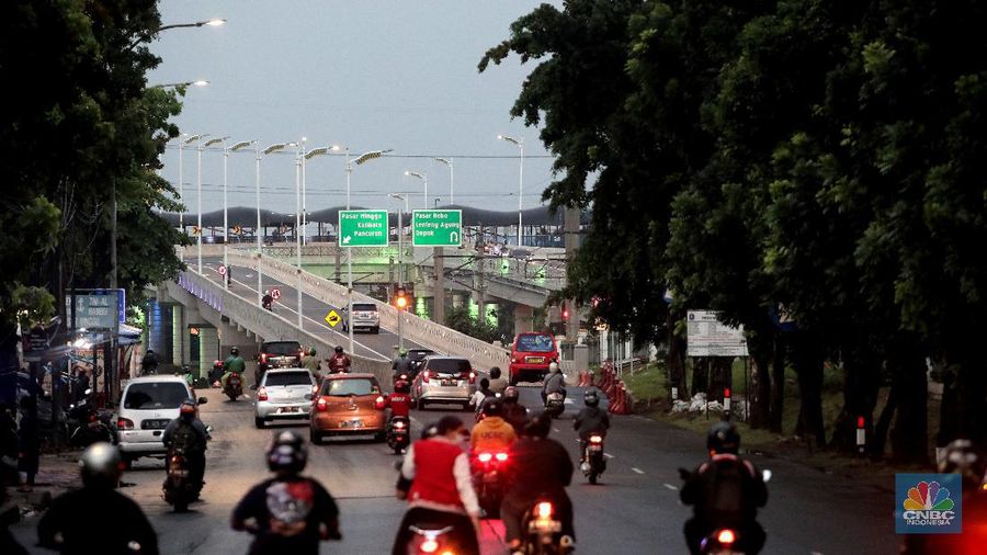 Warga melintasi Flyover Lenteng Agung di Jakarta Selatan, Senin (1/2/2021). Dinas Bina Marga DKI Jakarta melakukan uji coba lalu lintas di jalan layang tapal kuda Lenteng Agung dan Tanjung Barat selama 3 hari. Dimulai hari Minggu (31/1) pukul 08.00 WIB hingga pukul 21.00 WIB serta hari Senin (1/2) dan Selasa (2/2) pukul 06.00 WIB hingga 21.00 WIB. Uji coba dilakukan untuk mengevaluasi kekurangan pekerjaan yang ada di lapangan seperti marka, rambu dan kelengkapan jalan. Sejumlah tanda penunjuk jalan hingga fasilitas perjalanan juga telah dipasang di flyover ini. Gubernur DKI Jakarta Anies Baswedan meyakini jalan layang atau flyover Tapal Kuda bisa menyelesaikan masalah kemacetan di kawasan Pasar Minggu-Lenteng Agung, Jakarta Selatan. (²©²ÊÍøÕ¾/ Muhammad Sabki)