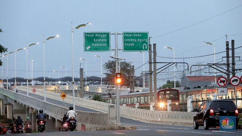 Warga melintasi Flyover Lenteng Agung di Jakarta Selatan, Senin (1/2/2021). Dinas Bina Marga DKI Jakarta melakukan uji coba lalu lintas di jalan layang tapal kuda Lenteng Agung dan Tanjung Barat selama 3 hari. Dimulai hari Minggu (31/1) pukul 08.00 WIB hingga pukul 21.00 WIB serta hari Senin (1/2) dan Selasa (2/2) pukul 06.00 WIB hingga 21.00 WIB. Uji coba dilakukan untuk mengevaluasi kekurangan pekerjaan yang ada di lapangan seperti marka, rambu dan kelengkapan jalan. Sejumlah tanda penunjuk jalan hingga fasilitas perjalanan juga telah dipasang di flyover ini. Gubernur DKI Jakarta Anies Baswedan meyakini jalan layang atau flyover Tapal Kuda bisa menyelesaikan masalah kemacetan di kawasan Pasar Minggu-Lenteng Agung, Jakarta Selatan.  (CNBC Indonesia/ Muhammad Sabki)