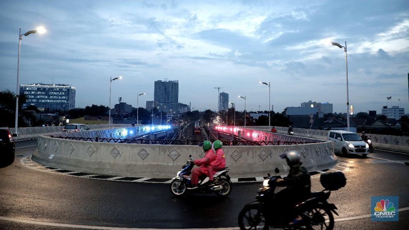 Warga melintasi Flyover Lenteng Agung di Jakarta Selatan, Senin (1/2/2021). Dinas Bina Marga DKI Jakarta melakukan uji coba lalu lintas di jalan layang tapal kuda Lenteng Agung dan Tanjung Barat selama 3 hari. Dimulai hari Minggu (31/1) pukul 08.00 WIB hingga pukul 21.00 WIB serta hari Senin (1/2) dan Selasa (2/2) pukul 06.00 WIB hingga 21.00 WIB. Uji coba dilakukan untuk mengevaluasi kekurangan pekerjaan yang ada di lapangan seperti marka, rambu dan kelengkapan jalan. Sejumlah tanda penunjuk jalan hingga fasilitas perjalanan juga telah dipasang di flyover ini. Gubernur DKI Jakarta Anies Baswedan meyakini jalan layang atau flyover Tapal Kuda bisa menyelesaikan masalah kemacetan di kawasan Pasar Minggu-Lenteng Agung, Jakarta Selatan.  (CNBC Indonesia/ Muhammad Sabki)
