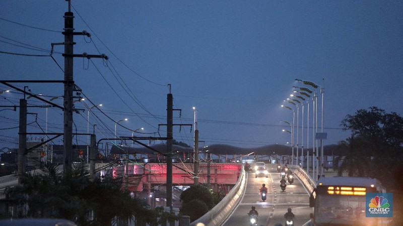 Warga melintasi Flyover Lenteng Agung di Jakarta Selatan, Senin (1/2/2021). Dinas Bina Marga DKI Jakarta melakukan uji coba lalu lintas di jalan layang tapal kuda Lenteng Agung dan Tanjung Barat selama 3 hari. Dimulai hari Minggu (31/1) pukul 08.00 WIB hingga pukul 21.00 WIB serta hari Senin (1/2) dan Selasa (2/2) pukul 06.00 WIB hingga 21.00 WIB. Uji coba dilakukan untuk mengevaluasi kekurangan pekerjaan yang ada di lapangan seperti marka, rambu dan kelengkapan jalan. Sejumlah tanda penunjuk jalan hingga fasilitas perjalanan juga telah dipasang di flyover ini. Gubernur DKI Jakarta Anies Baswedan meyakini jalan layang atau flyover Tapal Kuda bisa menyelesaikan masalah kemacetan di kawasan Pasar Minggu-Lenteng Agung, Jakarta Selatan.  (CNBC Indonesia/ Muhammad Sabki)