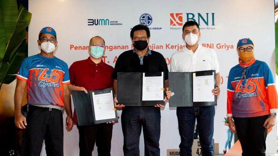 Kolaborasi perbankan dengan pengembang menjadi salah satu kunci sukses pertumbuhan di sektor properti sekaligus pemicu signifikan peningkatan distribusi Kredit Pemilikan Rumah (KPR). (Ki – Ka) Direktur Layanan & Jaringan BNI tersebut Ronny Venir, Direktur I Agung Sedayu Group Yohanes Edmond Budiman, Direktur III Agung Sedayu Group Belly Djaliel, Pemimpin Divisi Penjualan BNI Efrizal, dan Direktur Bisnis Konsumer BNI Corina Leyla Karnalies usai penandatangan perjanjian Kerjasama BNI dengan Agung Sedayu Group di Jakarta, awal pekan ini. (Dok. BNI)