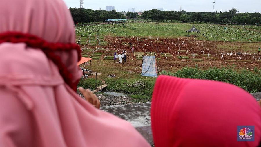 Unit Kristen TPU Tegal Alur, Jakarta Barat masih melayani pemakaman jenazah pasien Covid-19, Senin (1/2/2021). Sisah lahan yang tersedia untuk jenazah pasien Covid-19 di unit Kristen sudah sangat terbatas. (CNBC Indonesia/Tri Susilo)

Administrator unit Kristen TPU Tegal Alur Haris Fadillah menjelaskan 