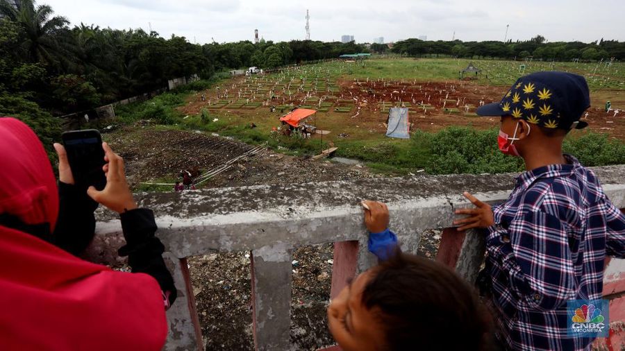 Unit Kristen TPU Tegal Alur, Jakarta Barat masih melayani pemakaman jenazah pasien Covid-19, Senin (1/2/2021). Sisah lahan yang tersedia untuk jenazah pasien Covid-19 di unit Kristen sudah sangat terbatas. (CNBC Indonesia/Tri Susilo)

Administrator unit Kristen TPU Tegal Alur Haris Fadillah menjelaskan 