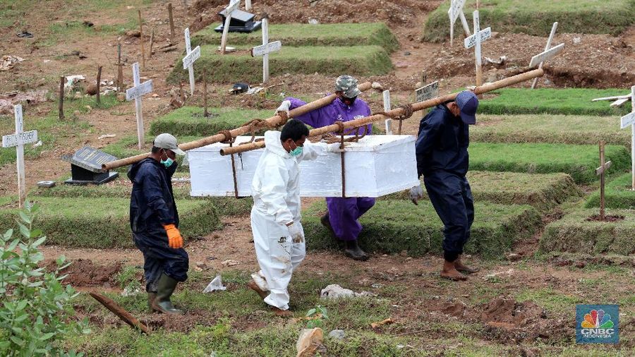 Unit Kristen TPU Tegal Alur, Jakarta Barat masih melayani pemakaman jenazah pasien Covid-19, Senin (1/2/2021). Sisah lahan yang tersedia untuk jenazah pasien Covid-19 di unit Kristen sudah sangat terbatas. (CNBC Indonesia/Tri Susilo)

Administrator unit Kristen TPU Tegal Alur Haris Fadillah menjelaskan 