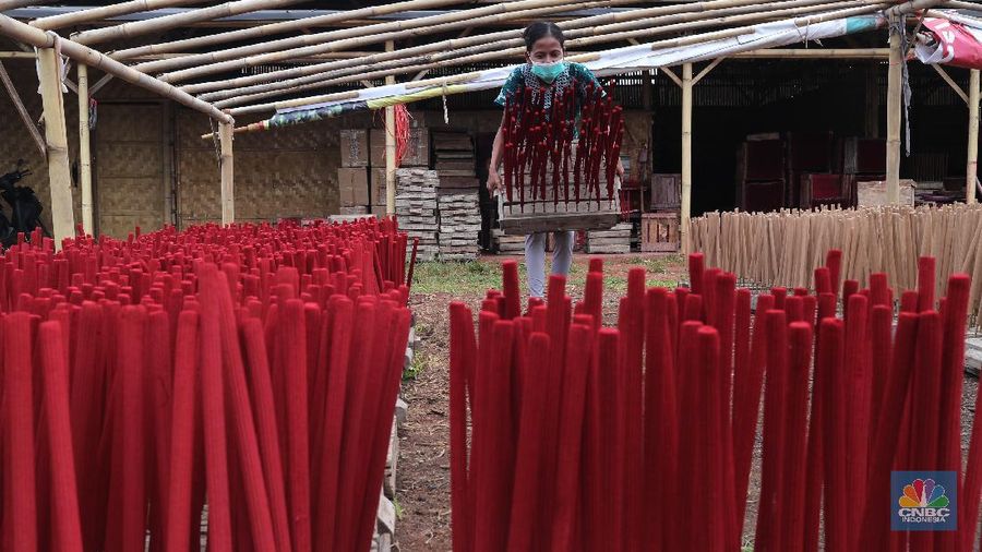 Pekerja memproduksi Hio di Kosambi, Tangerang, Banten sudah mulai berlangsung untuk memenuhi permintaan perayaan jelang Imlek, Senin (1/2/2021). Saat ini permintaan Hio meningkat, pabrik ini bisa memproduksi 7.000 dalam sehari dan dipasarkan ke Tangerang, Jakarta, Pangkal Pinang dan Pontianak. Hio atau dupa dijual mulai dari Rp. 1.500 sampai Rp. 3.000 per tiga batang. Menurut Ase (76) sudah memulai produksinya sejak tahun 1995. Kendala yang di alami pembuatan hio adalah cuaca yabg tidak menentu karena hio harus di jemur hingga 1 jam baru dimulai pewarnaan.  (CNBC Indonesia/ Tri Susilo)