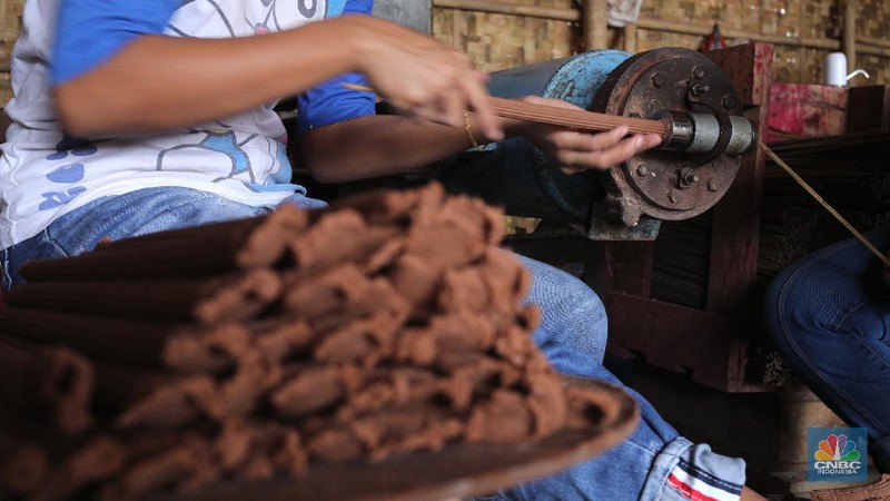 Pekerja memproduksi Hio di Kosambi, Tangerang, Banten sudah mulai berlangsung untuk memenuhi permintaan perayaan jelang Imlek, Senin (1/2/2021). Saat ini permintaan Hio meningkat, pabrik ini bisa memproduksi 7.000 dalam sehari dan dipasarkan ke Tangerang, Jakarta, Pangkal Pinang dan Pontianak. Hio atau dupa dijual mulai dari Rp. 1.500 sampai Rp. 3.000 per tiga batang. Menurut Ase (76) sudah memulai produksinya sejak tahun 1995. Kendala yang di alami pembuatan hio adalah cuaca yabg tidak menentu karena hio harus di jemur hingga 1 jam baru dimulai pewarnaan.  (CNBC Indonesia/ Tri Susilo)