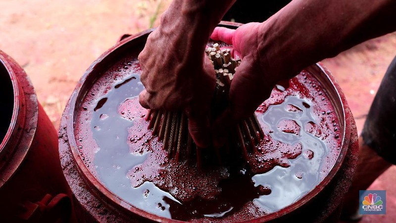 Pekerja memproduksi Hio di Kosambi, Tangerang, Banten sudah mulai berlangsung untuk memenuhi permintaan perayaan jelang Imlek, Senin (1/2/2021). Saat ini permintaan Hio meningkat, pabrik ini bisa memproduksi 7.000 dalam sehari dan dipasarkan ke Tangerang, Jakarta, Pangkal Pinang dan Pontianak. Hio atau dupa dijual mulai dari Rp. 1.500 sampai Rp. 3.000 per tiga batang. Menurut Ase (76) sudah memulai produksinya sejak tahun 1995. Kendala yang di alami pembuatan hio adalah cuaca yabg tidak menentu karena hio harus di jemur hingga 1 jam baru dimulai pewarnaan.  (CNBC Indonesia/ Tri Susilo)