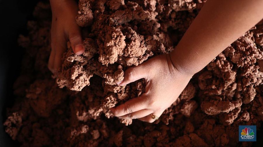 Pekerja memproduksi Hio di Kosambi, Tangerang, Banten sudah mulai berlangsung untuk memenuhi permintaan perayaan jelang Imlek, Senin (1/2/2021). Saat ini permintaan Hio meningkat, pabrik ini bisa memproduksi 7.000 dalam sehari dan dipasarkan ke Tangerang, Jakarta, Pangkal Pinang dan Pontianak. Hio atau dupa dijual mulai dari Rp. 1.500 sampai Rp. 3.000 per tiga batang. Menurut Ase (76) sudah memulai produksinya sejak tahun 1995. Kendala yang di alami pembuatan hio adalah cuaca yabg tidak menentu karena hio harus di jemur hingga 1 jam baru dimulai pewarnaan.  (CNBC Indonesia/ Tri Susilo)