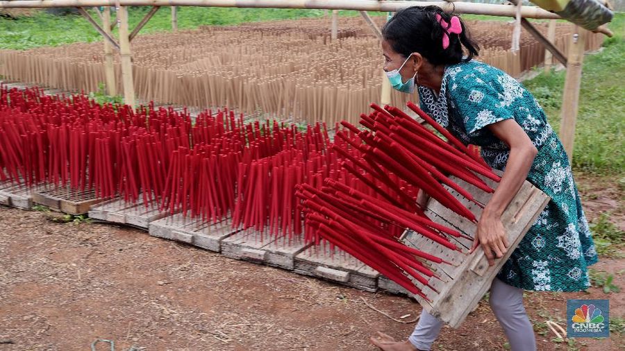 Pekerja memproduksi Hio di Kosambi, Tangerang, Banten sudah mulai berlangsung untuk memenuhi permintaan perayaan jelang Imlek, Senin (1/2/2021). Saat ini permintaan Hio meningkat, pabrik ini bisa memproduksi 7.000 dalam sehari dan dipasarkan ke Tangerang, Jakarta, Pangkal Pinang dan Pontianak. Hio atau dupa dijual mulai dari Rp. 1.500 sampai Rp. 3.000 per tiga batang. Menurut Ase (76) sudah memulai produksinya sejak tahun 1995. Kendala yang di alami pembuatan hio adalah cuaca yabg tidak menentu karena hio harus di jemur hingga 1 jam baru dimulai pewarnaan.  (CNBC Indonesia/ Tri Susilo)