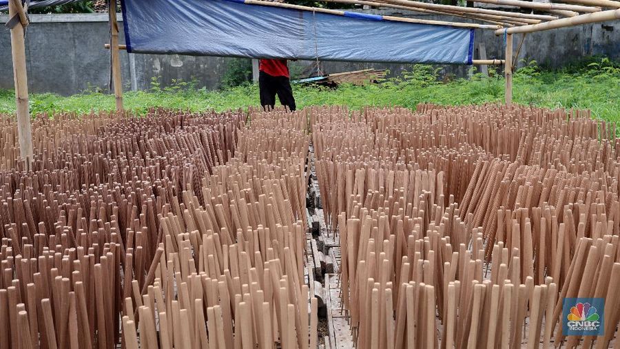 Pekerja memproduksi Hio di Kosambi, Tangerang, Banten sudah mulai berlangsung untuk memenuhi permintaan perayaan jelang Imlek, Senin (1/2/2021). Saat ini permintaan Hio meningkat, pabrik ini bisa memproduksi 7.000 dalam sehari dan dipasarkan ke Tangerang, Jakarta, Pangkal Pinang dan Pontianak. Hio atau dupa dijual mulai dari Rp. 1.500 sampai Rp. 3.000 per tiga batang. Menurut Ase (76) sudah memulai produksinya sejak tahun 1995. Kendala yang di alami pembuatan hio adalah cuaca yabg tidak menentu karena hio harus di jemur hingga 1 jam baru dimulai pewarnaan.  (CNBC Indonesia/ Tri Susilo)