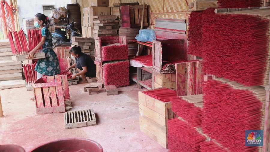 Pekerja memproduksi Hio di Kosambi, Tangerang, Banten sudah mulai berlangsung untuk memenuhi permintaan perayaan jelang Imlek, Senin (1/2/2021). Saat ini permintaan Hio meningkat, pabrik ini bisa memproduksi 7.000 dalam sehari dan dipasarkan ke Tangerang, Jakarta, Pangkal Pinang dan Pontianak. Hio atau dupa dijual mulai dari Rp. 1.500 sampai Rp. 3.000 per tiga batang. Menurut Ase (76) sudah memulai produksinya sejak tahun 1995. Kendala yang di alami pembuatan hio adalah cuaca yabg tidak menentu karena hio harus di jemur hingga 1 jam baru dimulai pewarnaan.  (CNBC Indonesia/ Tri Susilo)