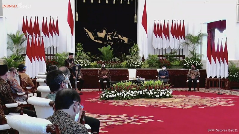 Suasana pelayanan kantor cabang Bank Syariah Indonesia, Jakarta Senin (1/2). PT Bank Syariah Indonesia Tbk (BSI/BRIS) resmi beroperasi. Direktur Utama BRIS Hery Gunardi menjelaskan bahwa integrasi ketiga bank BRIsyariah, BNI Syariah dan BSM telah dilaksanakan sejak Maret 2020 atau memakan waktu selama 11 bulan. 