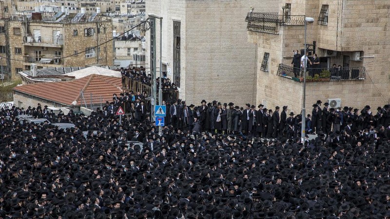 Thousands of ultra-Orthodox Jews participate in tfuneral for prominent rabbi Meshulam Soloveitchik, in Jerusalem, Sunday, Jan. 31, 2021. The mass ceremony took place despite the country's health regulations banning large public gatherings, during a nationwide lockdown to curb the spread of the virus. (AP Photo/Ariel Schalit)