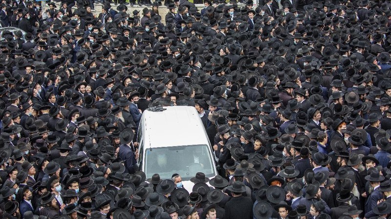 Thousands of ultra-Orthodox Jews participate in tfuneral for prominent rabbi Meshulam Soloveitchik, in Jerusalem, Sunday, Jan. 31, 2021. The mass ceremony took place despite the country's health regulations banning large public gatherings, during a nationwide lockdown to curb the spread of the virus. (AP Photo/Ariel Schalit)