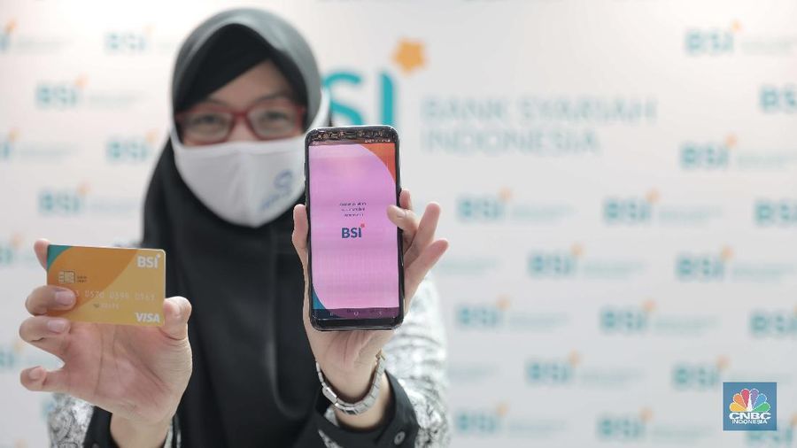 Suasana pelayanan kantor cabang Bank Syariah Indonesia, Jakarta Senin (1/2). PT Bank Syariah Indonesia Tbk (BSI/BRIS) resmi beroperasi. Direktur Utama BRIS Hery Gunardi menjelaskan bahwa integrasi ketiga bank BRIsyariah, BNI Syariah dan BSM telah dilaksanakan sejak Maret 2020 atau memakan waktu selama 11 bulan. 
