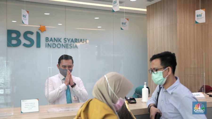Suasana pelayanan kantor cabang Bank Syariah Indonesia, Jakarta Senin (1/2). PT Bank Syariah Indonesia Tbk (BSI/BRIS) resmi beroperasi. Direktur Utama BRIS Hery Gunardi menjelaskan bahwa integrasi ketiga bank BRIsyariah, BNI Syariah dan BSM telah dilaksanakan sejak Maret 2020 atau memakan waktu selama 11 bulan. 