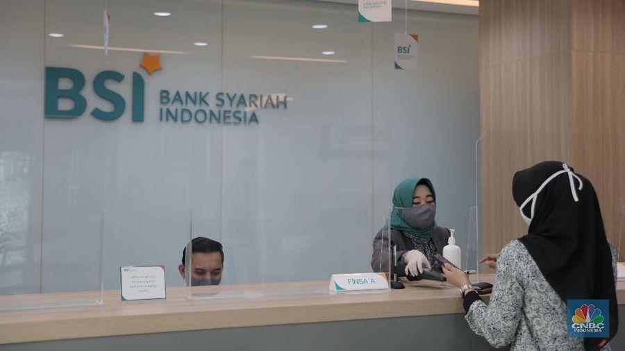Suasana pelayanan kantor cabang Bank Syariah Indonesia, Jakarta Senin (1/2). PT Bank Syariah Indonesia Tbk (BSI/BRIS) resmi beroperasi. Direktur Utama BRIS Hery Gunardi menjelaskan bahwa integrasi ketiga bank BRIsyariah, BNI Syariah dan BSM telah dilaksanakan sejak Maret 2020 atau memakan waktu selama 11 bulan. 