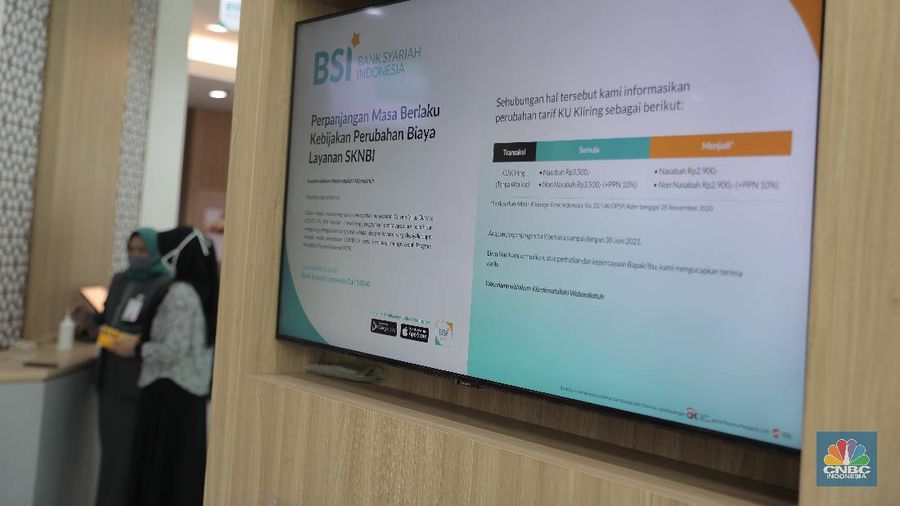 Suasana pelayanan kantor cabang Bank Syariah Indonesia, Jakarta Senin (1/2). PT Bank Syariah Indonesia Tbk (BSI/BRIS) resmi beroperasi. Direktur Utama BRIS Hery Gunardi menjelaskan bahwa integrasi ketiga bank BRIsyariah, BNI Syariah dan BSM telah dilaksanakan sejak Maret 2020 atau memakan waktu selama 11 bulan. 