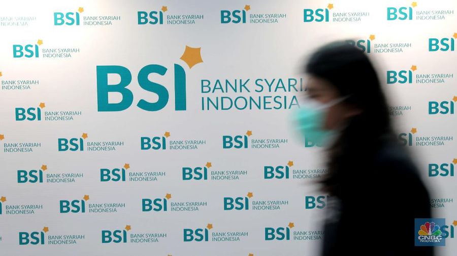 Suasana pelayanan kantor cabang Bank Syariah Indonesia, Jakarta Senin (1/2). PT Bank Syariah Indonesia Tbk (BSI/BRIS) resmi beroperasi. Direktur Utama BRIS Hery Gunardi menjelaskan bahwa integrasi ketiga bank BRIsyariah, BNI Syariah dan BSM telah dilaksanakan sejak Maret 2020 atau memakan waktu selama 11 bulan. 