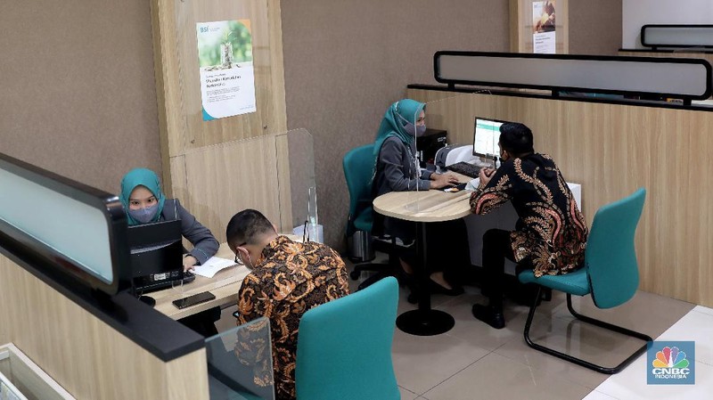 Suasana pelayanan kantor cabang Bank Syariah Indonesia, Jakarta Senin (1/2). PT Bank Syariah Indonesia Tbk (BSI/BRIS) resmi beroperasi. Direktur Utama BRIS Hery Gunardi menjelaskan bahwa integrasi ketiga bank BRIsyariah, BNI Syariah dan BSM telah dilaksanakan sejak Maret 2020 atau memakan waktu selama 11 bulan. 