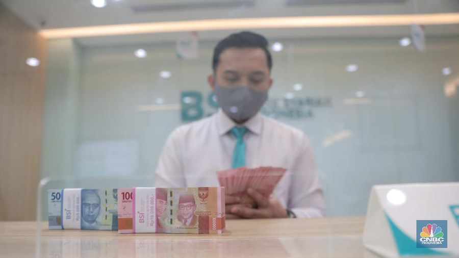 Suasana pelayanan kantor cabang Bank Syariah Indonesia, Jakarta Senin (1/2). PT Bank Syariah Indonesia Tbk (BSI/BRIS) resmi beroperasi. Direktur Utama BRIS Hery Gunardi menjelaskan bahwa integrasi ketiga bank BRIsyariah, BNI Syariah dan BSM telah dilaksanakan sejak Maret 2020 atau memakan waktu selama 11 bulan. 