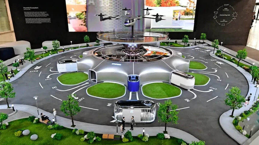 Hyundai Motor employees view a miniature model of smart mobility solutions, including UAM, PBV and Hub, for a dynamic human-centered future city concept, displayed in the first-floor lobby of its headquarters. (Dok. Hyundai Motor)