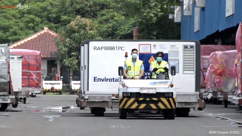 Sejumlah tenaga medis mengikuti proses vaksinasi Covid-19 di Istora Senayan, Kamis, 4 Februari 2021. Ribuan tenaga kesehatan akan menerima vaksinasi covid-19 tahap pertama di Istora Senayan, Jakarta. Vaksinasi massal ini digelar mulai pukul 08.00-16.00 WIB. Vaksinasi dilakukan secara teratur dengan menerapkan protokol kesehatan yang ketat. Peserta terpilih yang telah mendapatkan email konfirmasi, nantinya akan diberitahukan tempat dan jam kehadiran. Vaksinasi massal ini diperuntukan bagi tenaga kesehatan yang belum mendapatkan vaksin. Dalam vaksinasi massal ini, Pemprov menargetkan untuk menyuntik 6.000 tenaga kesehatan. Vaksinasi ini untuk penyuntikan dosis pertama Sinovac. (CNBC Indonesia/ Muhammad Sabki)