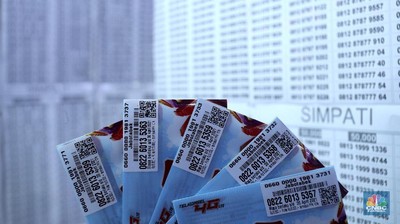 Warga membeli kartu perdana di ITC ROXY MAS, Jakarta, Selasa (2/2/2021). Aturan pajak penyelenggara jasa telekomunikasi mulai di berlakukan namun aturan itu tidak terdampak pada pembelian pulsa, kartu perdana atau token listrik. (CNBC Indonesia/Tri Susilo) 
Menurut Menteri Keuangan Sri Mulyani, ketentuan pajak pulsa yang mulai berlaku (1/2/2021) bertujuan menyederhanakan pengenaan PPN dan PPH atas pulsa atau kartu perdana, token listrik dan voucer serta untuk memberikan kepstian hukum.   (CNBC Indonesia/ Tri Susilo)
