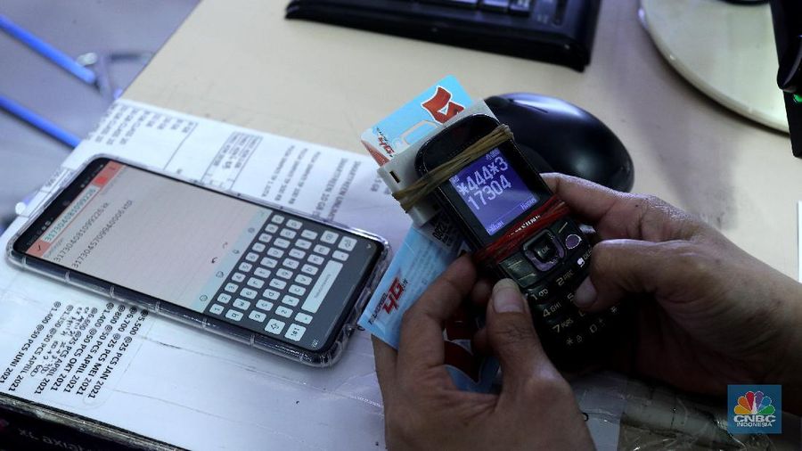 Warga membeli kartu perdana di ITC ROXY MAS, Jakarta, Selasa (2/2/2021). Aturan pajak penyelenggara jasa telekomunikasi mulai di berlakukan namun aturan itu tidak terdampak pada pembelian pulsa, kartu perdana atau token listrik. (CNBC Indonesia/Tri Susilo) 
Menurut Menteri Keuangan Sri Mulyani, ketentuan pajak pulsa yang mulai berlaku (1/2/2021) bertujuan menyederhanakan pengenaan PPN dan PPH atas pulsa atau kartu perdana, token listrik dan voucer serta untuk memberikan kepstian hukum.   (CNBC Indonesia/ Tri Susilo)