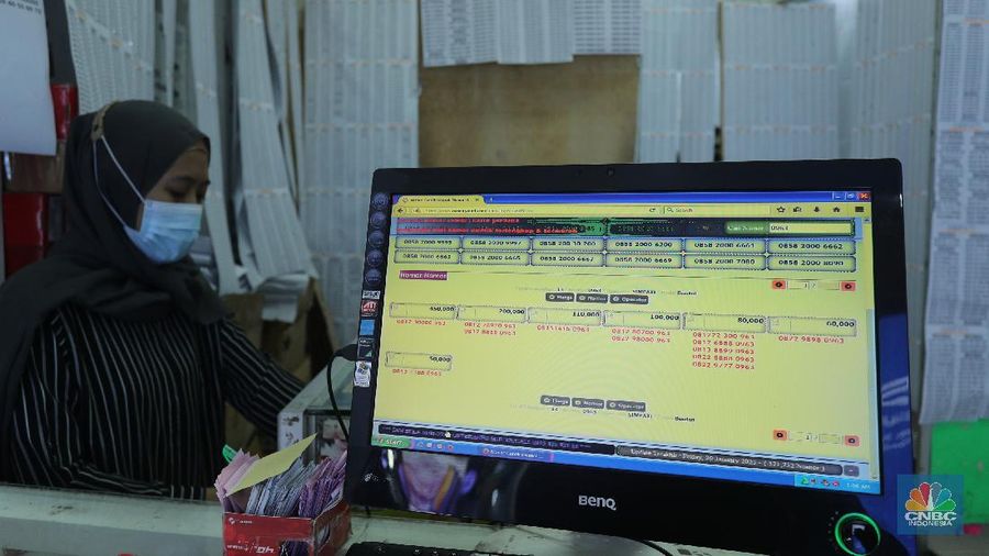 Warga membeli kartu perdana di ITC ROXY MAS, Jakarta, Selasa (2/2/2021). Aturan pajak penyelenggara jasa telekomunikasi mulai di berlakukan namun aturan itu tidak terdampak pada pembelian pulsa, kartu perdana atau token listrik. (CNBC Indonesia/Tri Susilo) 
Menurut Menteri Keuangan Sri Mulyani, ketentuan pajak pulsa yang mulai berlaku (1/2/2021) bertujuan menyederhanakan pengenaan PPN dan PPH atas pulsa atau kartu perdana, token listrik dan voucer serta untuk memberikan kepstian hukum.   (CNBC Indonesia/ Tri Susilo)