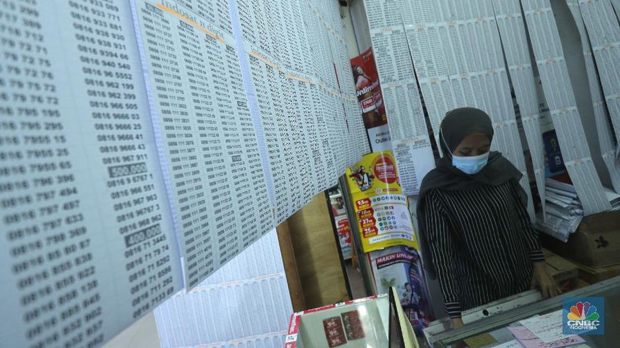 Warga membeli kartu perdana di ITC ROXY MAS, Jakarta, Selasa (2/2/2021). Aturan pajak penyelenggara jasa telekomunikasi mulai di berlakukan namun aturan itu tidak terdampak pada pembelian pulsa, kartu perdana atau token listrik. (CNBC Indonesia/Tri Susilo) 
Menurut Menteri Keuangan Sri Mulyani, ketentuan pajak pulsa yang mulai berlaku (1/2/2021) bertujuan menyederhanakan pengenaan PPN dan PPH atas pulsa atau kartu perdana, token listrik dan voucer serta untuk memberikan kepstian hukum.   (CNBC Indonesia/ Tri Susilo)